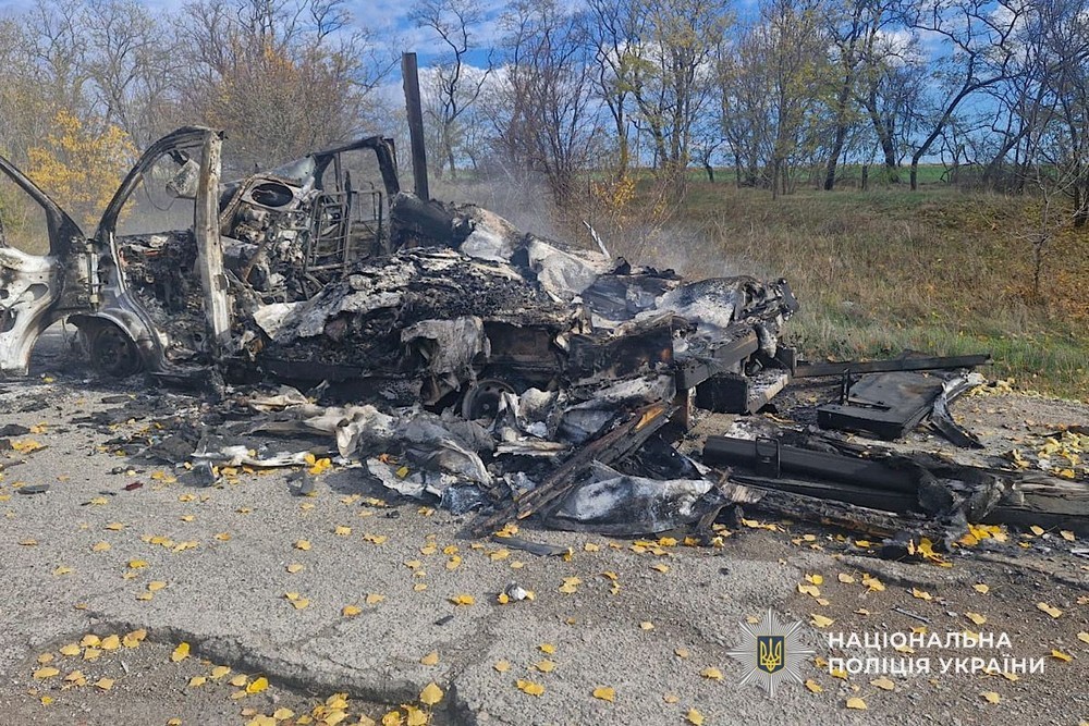 Повністю знищено автівки на Нікопольщині, у Павлограді поранено жінок, по Дніпру ворог вдарив ракетою – поліція про наслідки обстрілів (фото) Повністю знищено автівки на Нікопольщині, у Павлограді поранено жінок, по Дніпру ворог вдарив ракетою – поліція про наслідки обстрілів (фото)