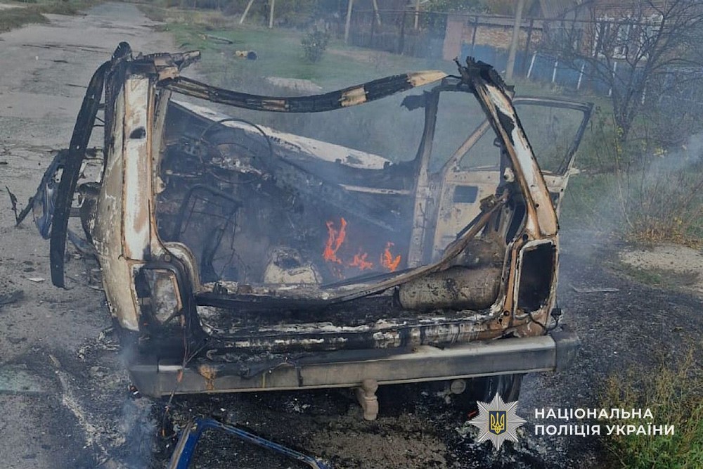 Повністю знищено автівки на Нікопольщині, у Павлограді поранено жінок, по Дніпру ворог вдарив ракетою – поліція про наслідки обстрілів (фото) Повністю знищено автівки на Нікопольщині, у Павлограді поранено жінок, по Дніпру ворог вдарив ракетою – поліція про наслідки обстрілів (фото)