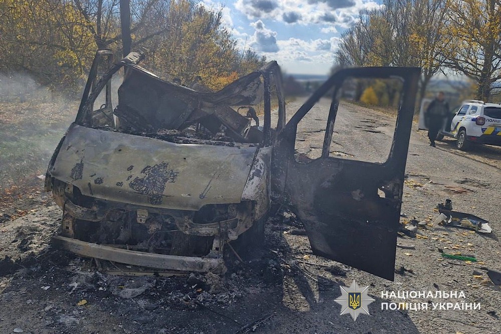 Повністю знищено автівки на Нікопольщині, у Павлограді поранено жінок, по Дніпру ворог вдарив ракетою – поліція про наслідки обстрілів (фото) Повністю знищено автівки на Нікопольщині, у Павлограді поранено жінок, по Дніпру ворог вдарив ракетою – поліція про наслідки обстрілів (фото)