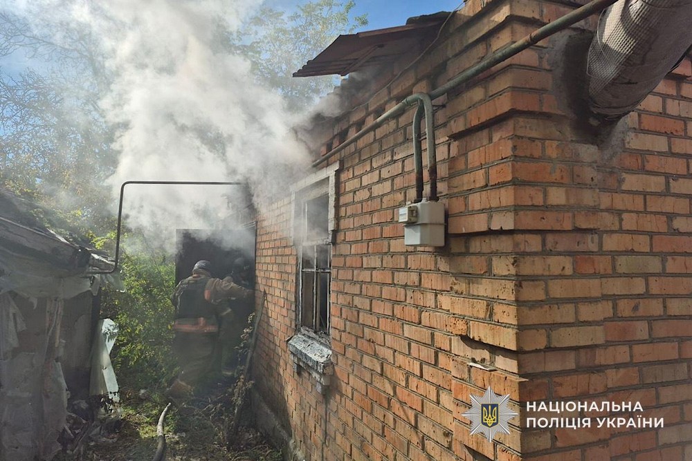 Повністю знищено автівки на Нікопольщині, у Павлограді поранено жінок, по Дніпру ворог вдарив ракетою – поліція про наслідки обстрілів (фото) Повністю знищено автівки на Нікопольщині, у Павлограді поранено жінок, по Дніпру ворог вдарив ракетою – поліція про наслідки обстрілів (фото)