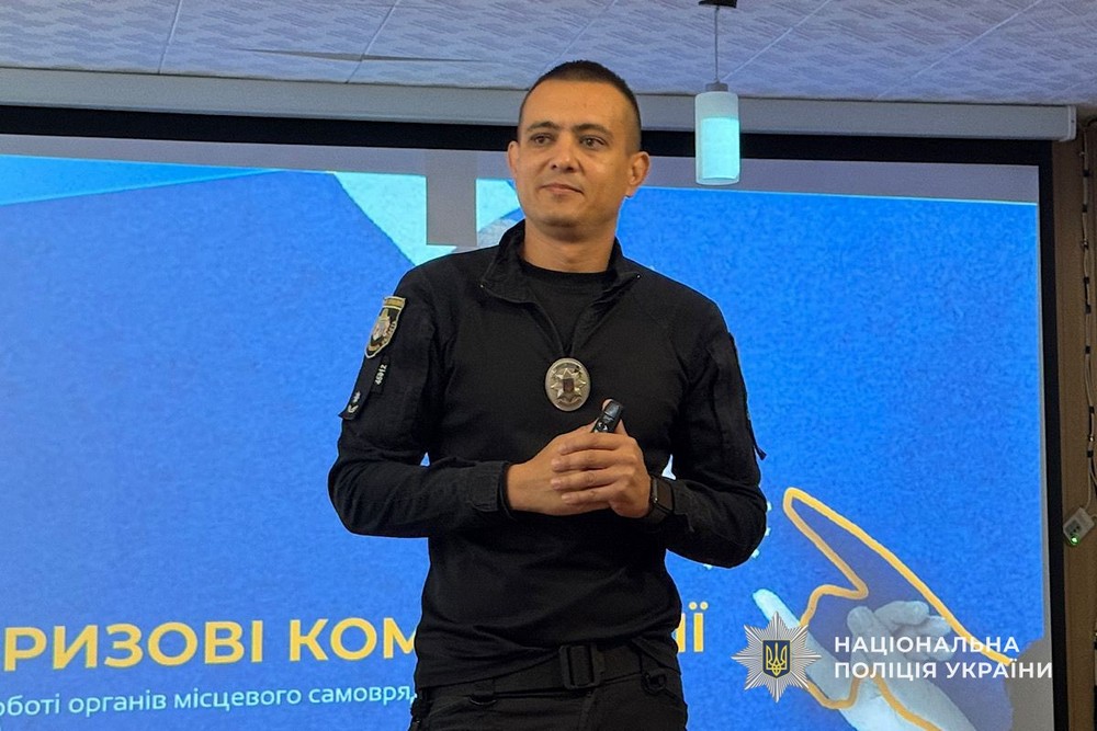 Поліцейський Нікопольщини навчав посадовців на Криворіжжі, як взаємодіяти з населенням у кризових ситуаціях