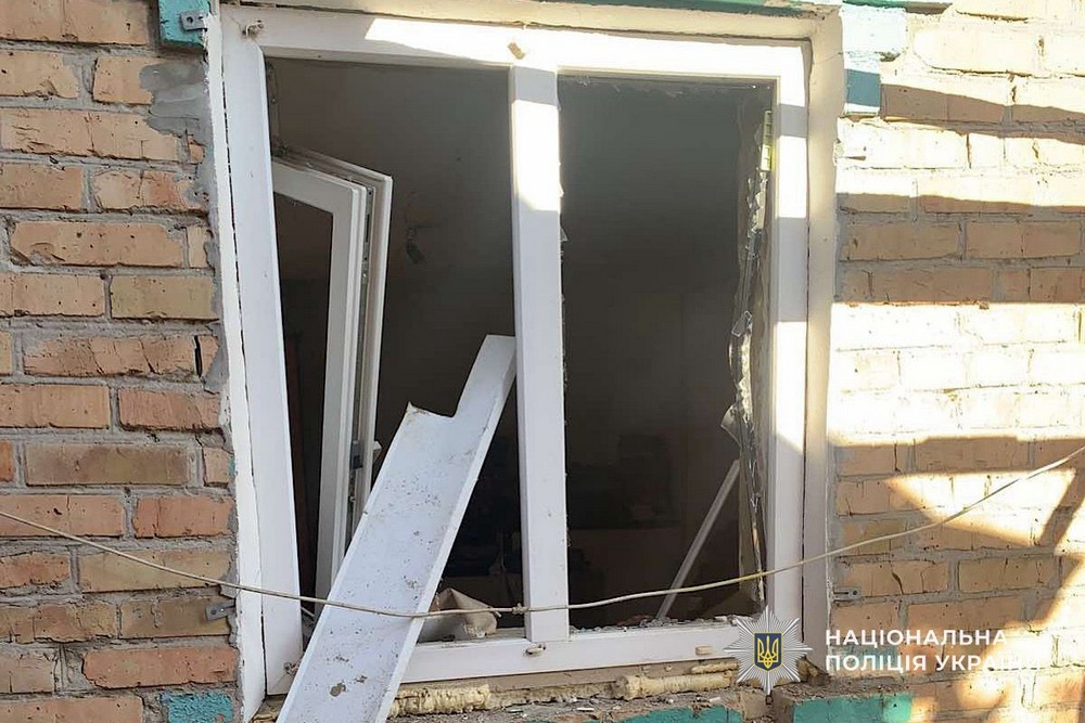 Повністю знищено автівки на Нікопольщині, у Павлограді поранено жінок, по Дніпру ворог вдарив ракетою – поліція про наслідки обстрілів (фото) Повністю знищено автівки на Нікопольщині, у Павлограді поранено жінок, по Дніпру ворог вдарив ракетою – поліція про наслідки обстрілів (фото)