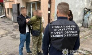Військовослужбовця ТЦК затримали на хабарі у Дніпрі. Він організував незаконну схему ухилення від мобілізації, обіцяючи вплинути на членів військово-лікарської комісії.