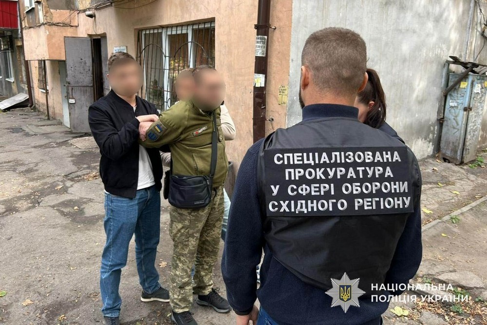 Військовослужбовця ТЦК затримали на хабарі у Дніпрі. Він організував незаконну схему ухилення від мобілізації, обіцяючи вплинути на членів військово-лікарської комісії.