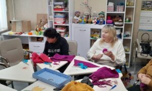 У свої вироби вкладають побажання: як жінки терцентру Нікополя підтримують ЗСУ (фото) 2 жінки терцентру Нікополя підтримують ЗСУ 9