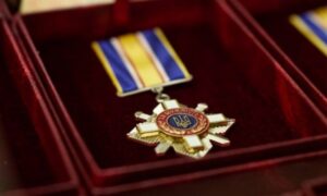 Був поранений під час ліквідації наслідків обстрілів: енергетик з Нікопольщини отримав високу державну нагороду