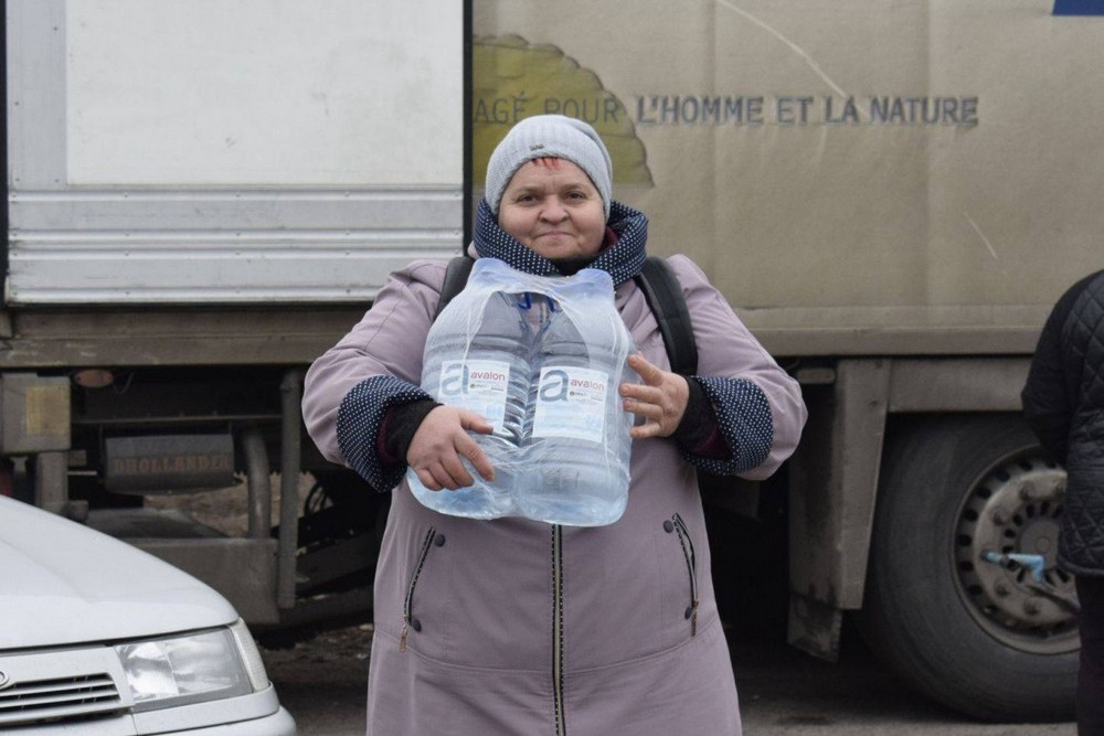 Мешканцям Мирівської громади роздали продуктові набори і воду (фото) 1 Мешканцям Мирівської громади роздали продуктові набори і воду (фото)