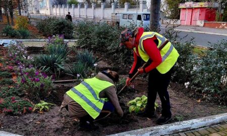 Наводили лад у скверах, вивозили листя і сміття, усували наслідки обстрілів: про роботу комунальників у Марганці на минулому тижні (фото)