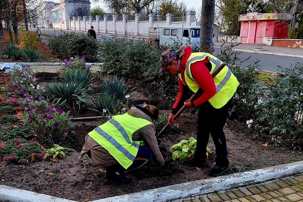 Наводили лад у скверах, вивозили листя і сміття, усували наслідки обстрілів: про роботу комунальників у Марганці на минулому тижні (фото)