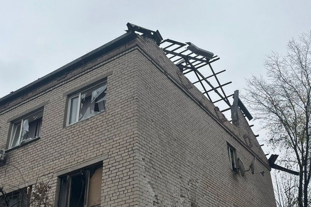 На Нікопольщині атаковані АЗС, підприємство і понад 10 будинків, на Синельниківщині вбито чоловіка, під ударом був і Павлоград – поліція показала фото