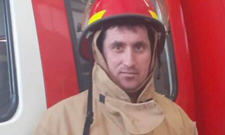 Сьогодні він повернув людину до життя! На Нікопольщині чоловік стікав кров’ю після обстрілу, герой-рятувальник зміг зупинити кровотечу