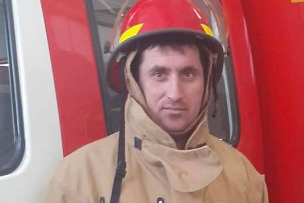 Сьогодні він повернув людину до життя! На Нікопольщині чоловік стікав кров’ю після обстрілу, герой-рятувальник зміг зупинити кровотечу