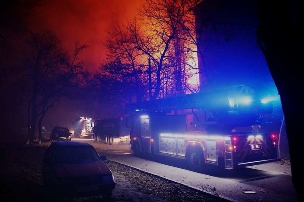 Внаслідок атаки на Дніпропетровщину виникли пожежі, є поранені – ДСНС (фото) 1 Внаслідок атаки на Дніпропетровщину виникли пожежі, є поранені – ДСНС (фото)