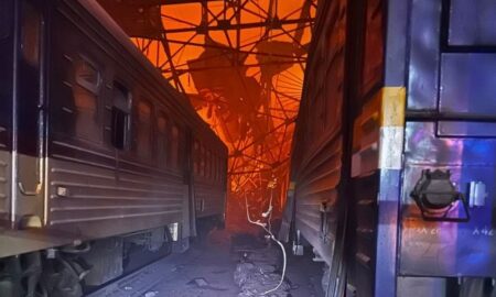 Критично уражено приміське депо і пошкоджено вокзал у Дніпрі внаслідок нічної атаки