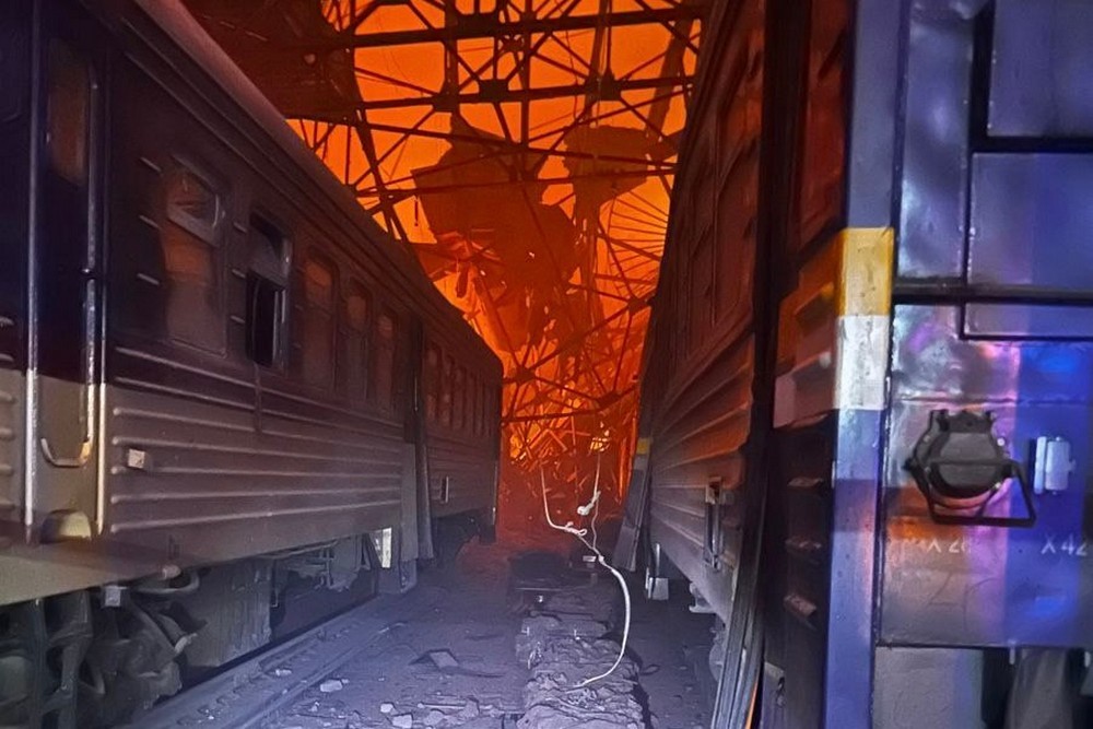 Критично уражено приміське депо і пошкоджено вокзал у Дніпрі внаслідок нічної атаки