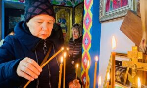 У Нікополі в храмі ПЦУ відбулася поминальна панахида за загиблими під час голодоморів (фото)