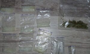 Зберігала психотропи в особливо великих розмірах: у Марганці викрили 28-річну жінку