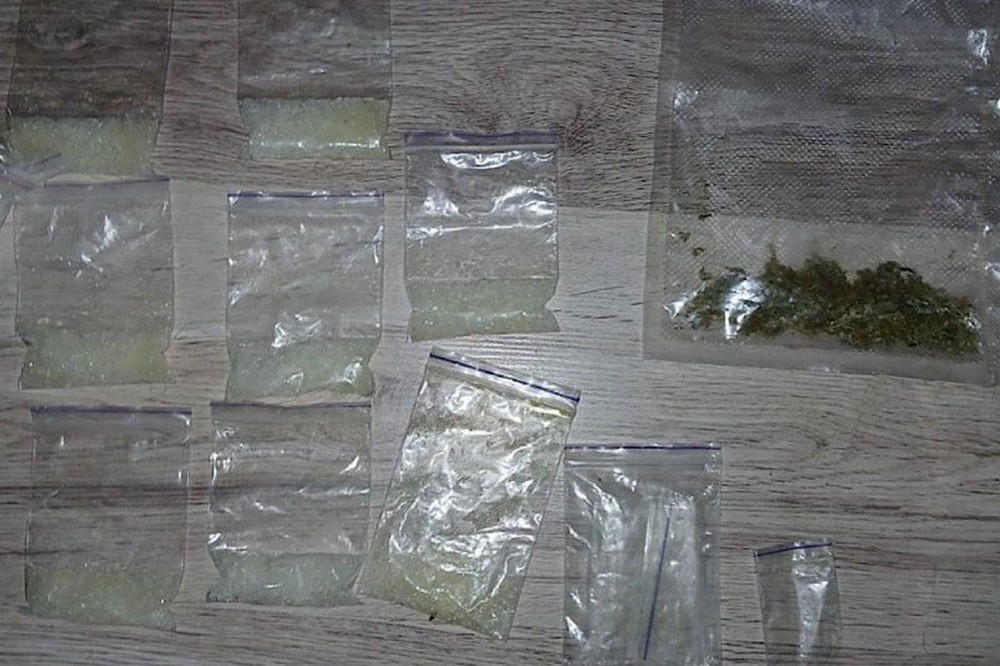 Зберігала психотропи в особливо великих розмірах: у Марганці викрили 28-річну жінку