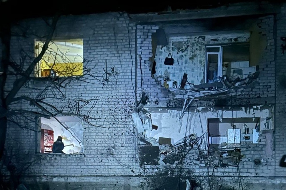 У Нікополі влучання у дах багатоповерхівки, поранено людей у Синельниківському і Самарівською районах, під ударом був і Павлоградський район – поліція (фото)