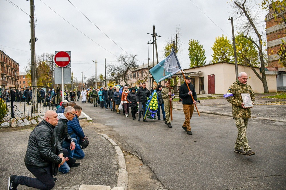 Вбиті росією мешканці Нікопольщини. Захисник з Нікополя Ілля Маркевич загинув, звільняючи Херсонщину. З ним прощалися рівно три роки тому у цей день – 13 листопада. І сьогодні ми вшановуємо пам’ять Героя!