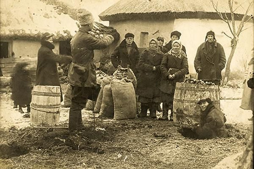 Попід дворами ходили сироти, а батько-вдівець благав не забирати гарбузи… Голодомор на Нікопольщині – як це було Попід дворами ходили сироти, а батько-вдівець благав не забирати гарбузи… Голодомор на Нікопольщині – як це було