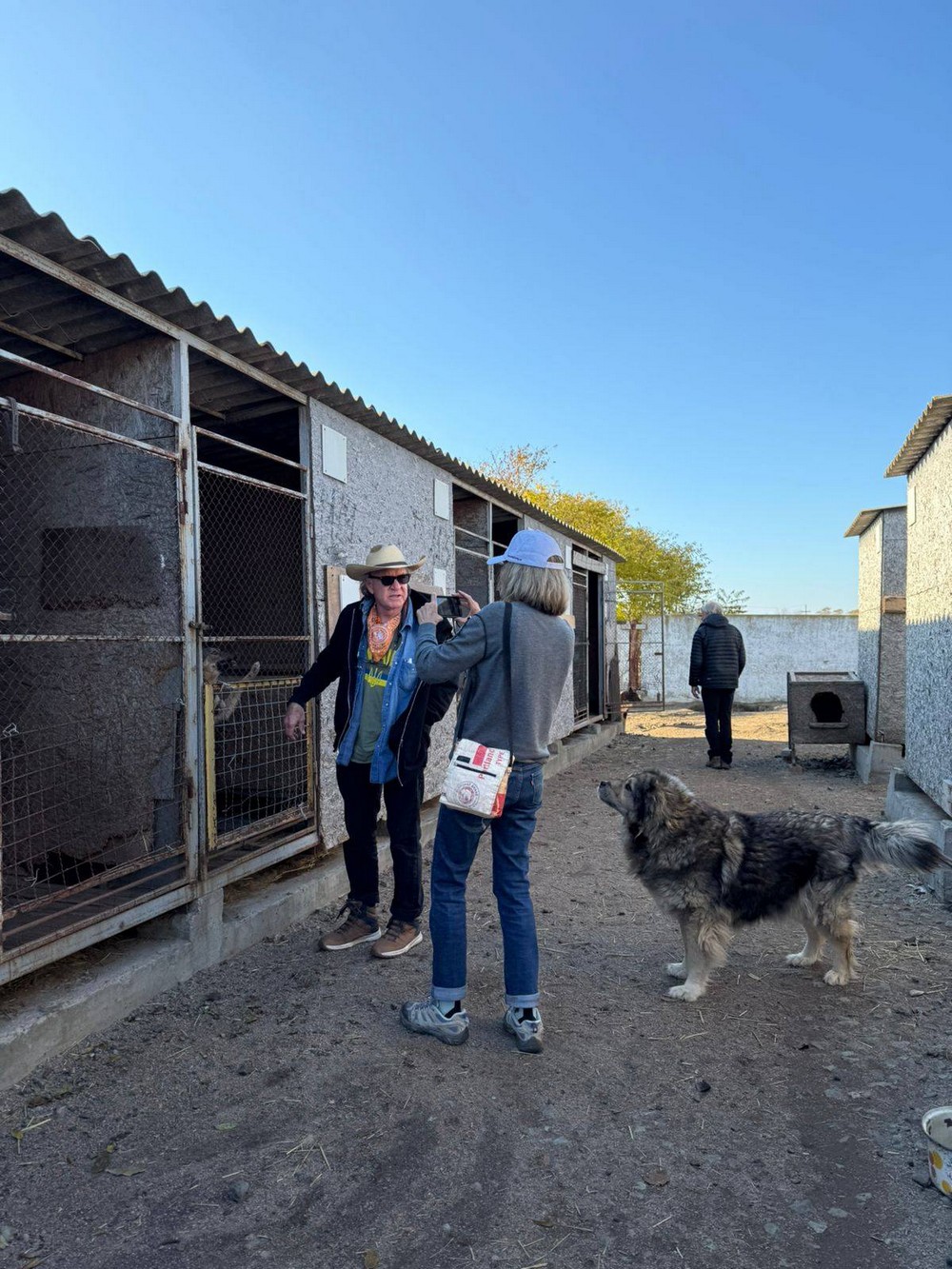 Нікополь сьогодні відвідав відомий американський гітарист: разом з командою привезли подарунки для тварин (фото)