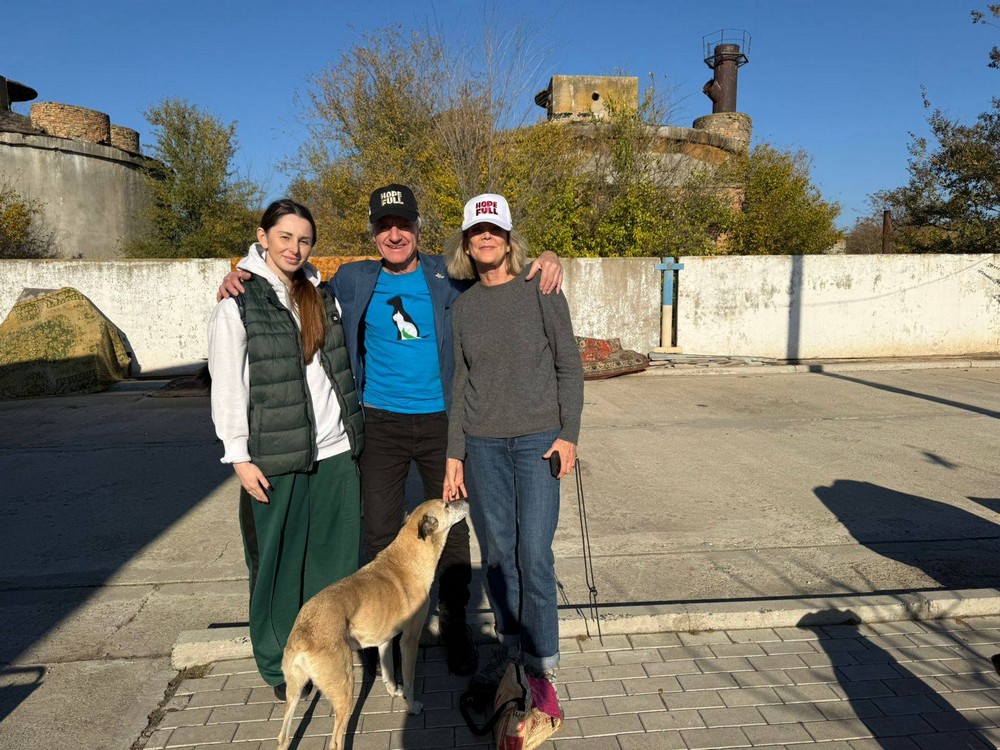 Нікополь сьогодні відвідав відомий американський гітарист: разом з командою привезли подарунки для тварин (фото)