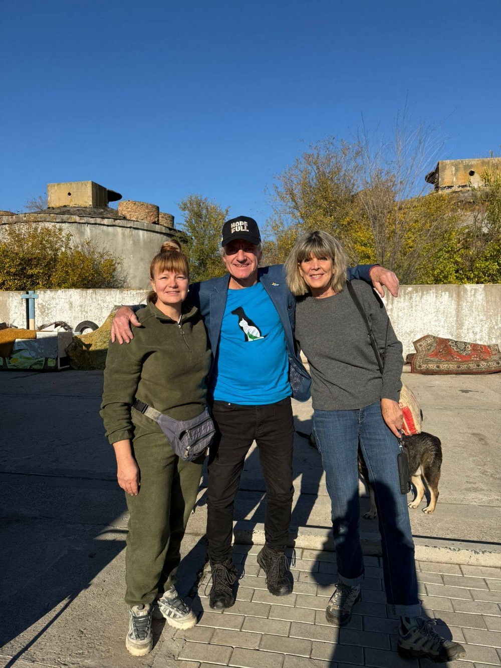 Нікополь сьогодні відвідав відомий американський гітарист: разом з командою привезли подарунки для тварин (фото)