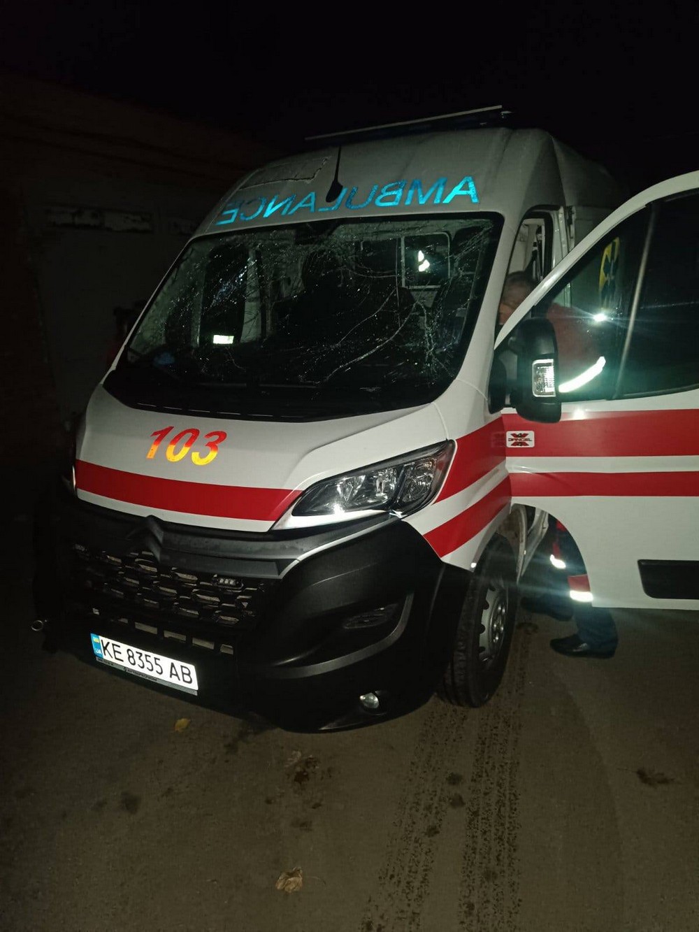 Автомобіль зупинився, а травмовані медики кинулися рятувати пацієнтку, яку засипало уламками… В цей час – нова загроза…. Пацієнтку на каталці вивезли до автобусної зупинки, намагаючись сховатися від повторного удару. За кілька секунд — друге влучання у автомобіль ЕМД… У Нікополі 4 листопада вночі медики екстренки пережили справжній жах. Тільки дивом усі вижили. Автомобіль зупинився, а травмовані медики кинулися рятувати пацієнтку, яку засипало уламками… В цей час – нова загроза…. Пацієнтку на каталці вивезли до автобусної зупинки, намагаючись сховатися від повторного удару. За кілька секунд — друге влучання у автомобіль ЕМД… У Нікополі 4 листопада вночі медики екстренки пережили справжній жах. Тільки дивом усі вижили.