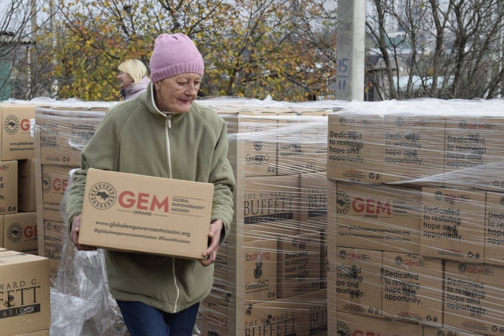 574563901 1158088233121026 5365512559593156965 n Мешканцям Мирівської громади роздали продуктові набори і воду (фото)