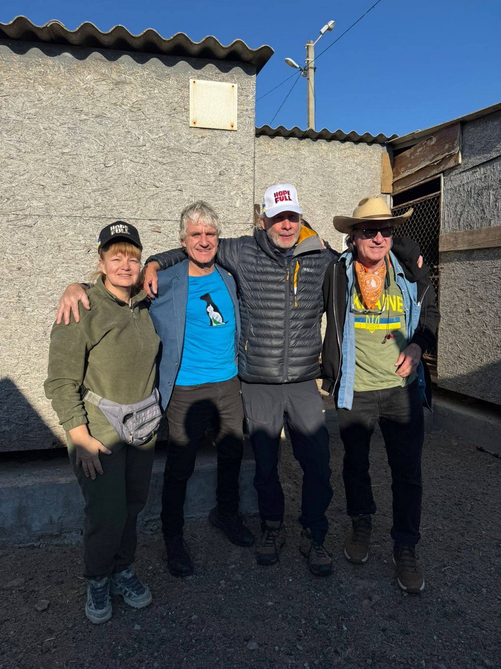 Нікополь сьогодні відвідав відомий американський гітарист: разом з командою привезли подарунки для тварин (фото)