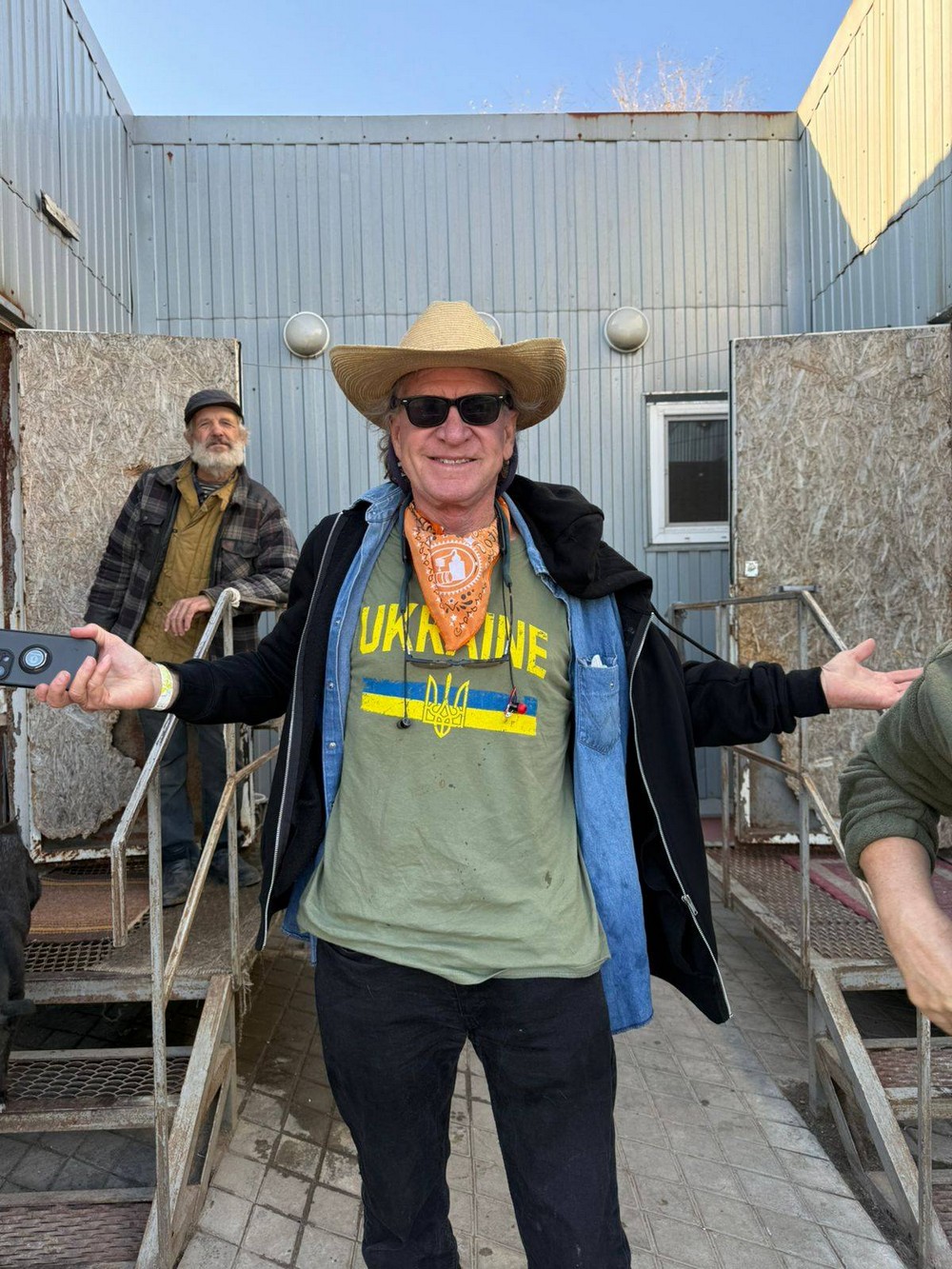 Нікополь сьогодні відвідав відомий американський гітарист: разом з командою привезли подарунки для тварин (фото)