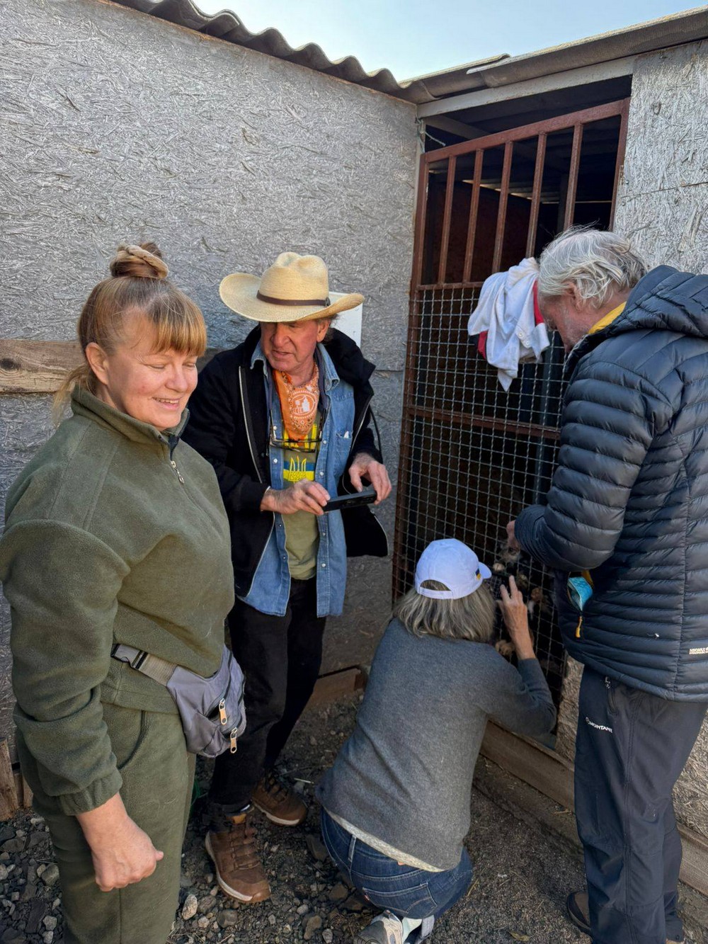 Нікополь сьогодні відвідав відомий американський гітарист: разом з командою привезли подарунки для тварин (фото)