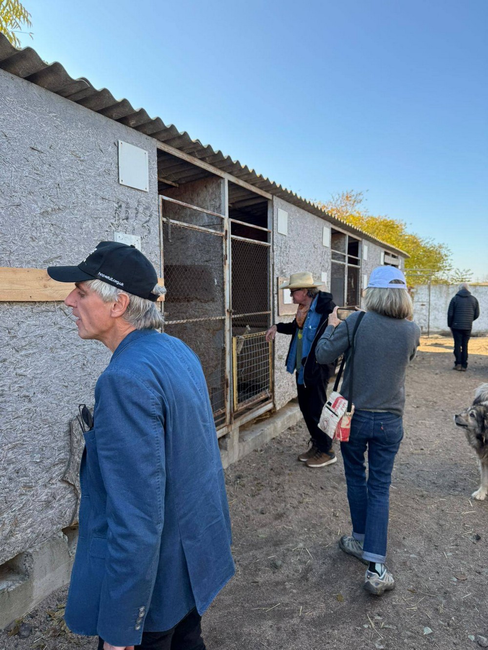Нікополь сьогодні відвідав відомий американський гітарист: разом з командою привезли подарунки для тварин (фото)