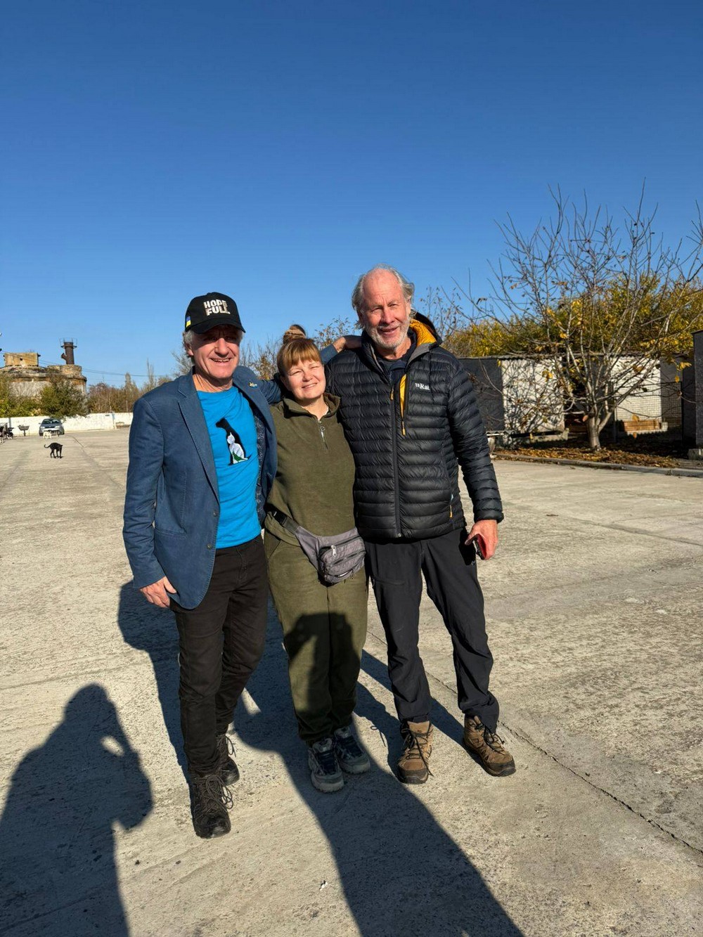 Нікополь сьогодні відвідав відомий американський гітарист: разом з командою привезли подарунки для тварин (фото)