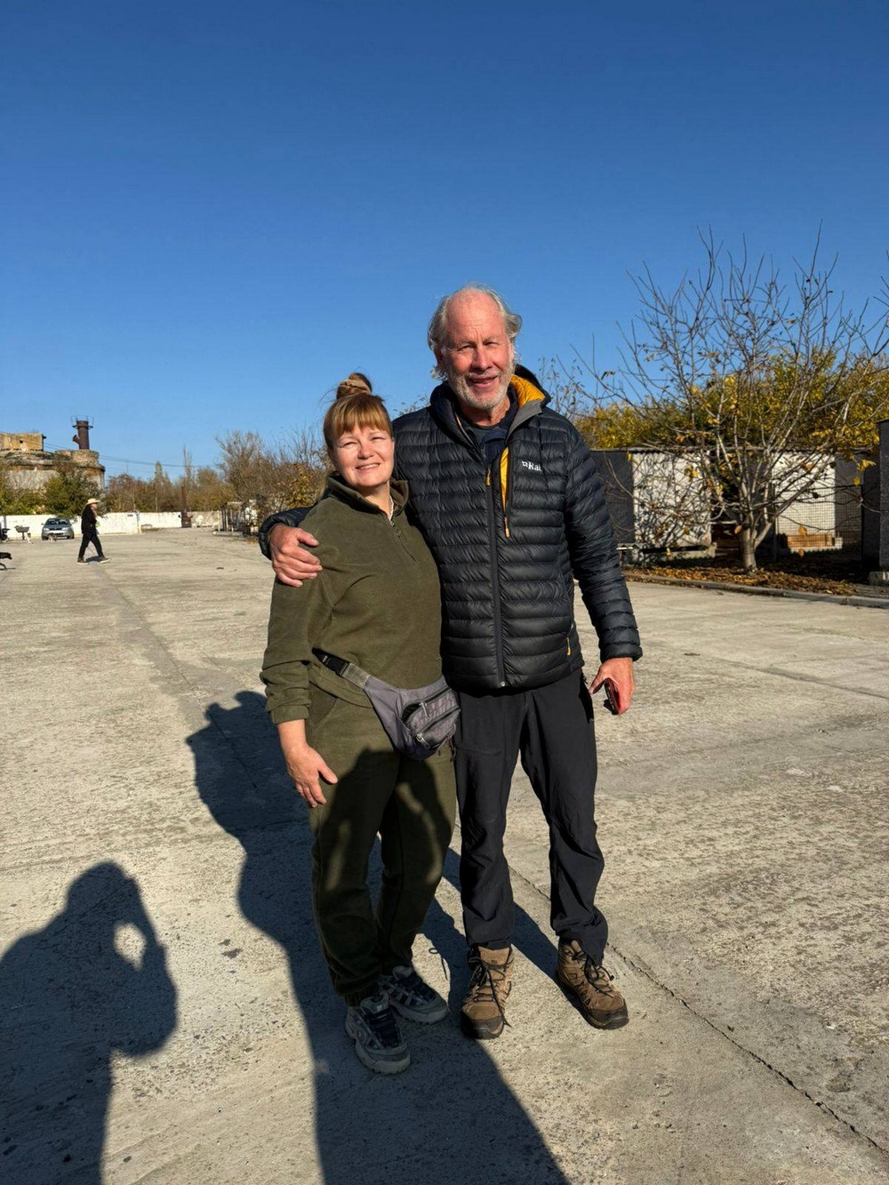 Нікополь сьогодні відвідав відомий американський гітарист: разом з командою привезли подарунки для тварин (фото)