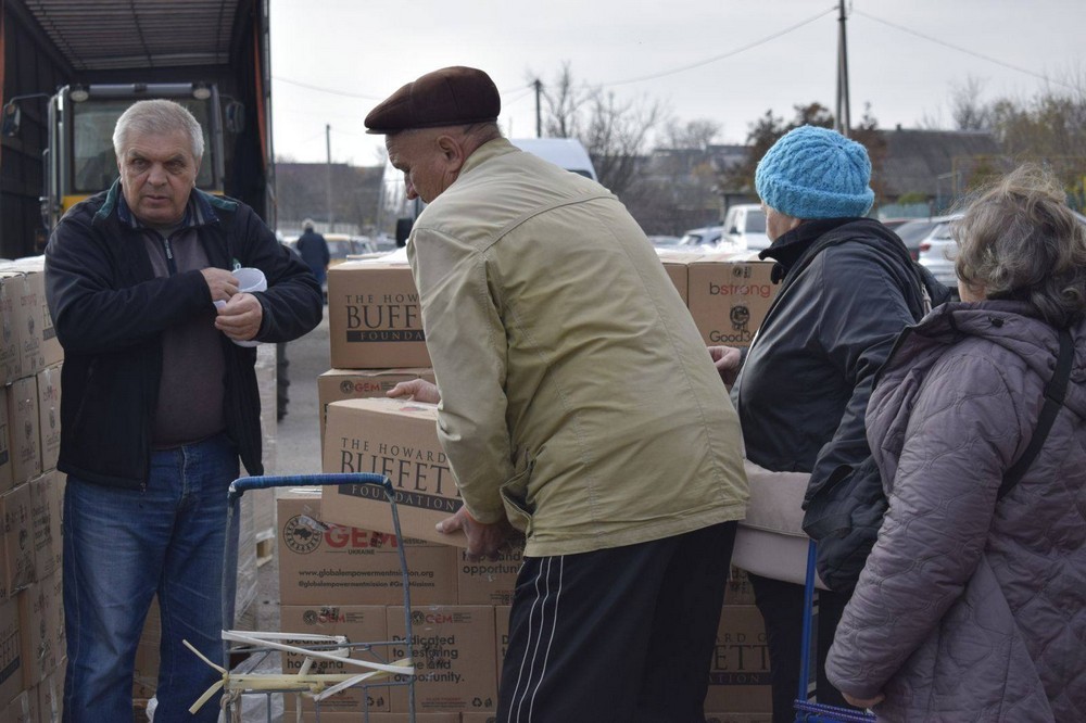 574840975 1158087716454411 8869013815676624911 n Мешканцям Мирівської громади роздали продуктові набори і воду (фото)