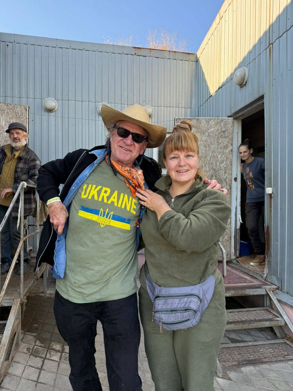 Нікополь сьогодні відвідав відомий американський гітарист: разом з командою привезли подарунки для тварин (фото)