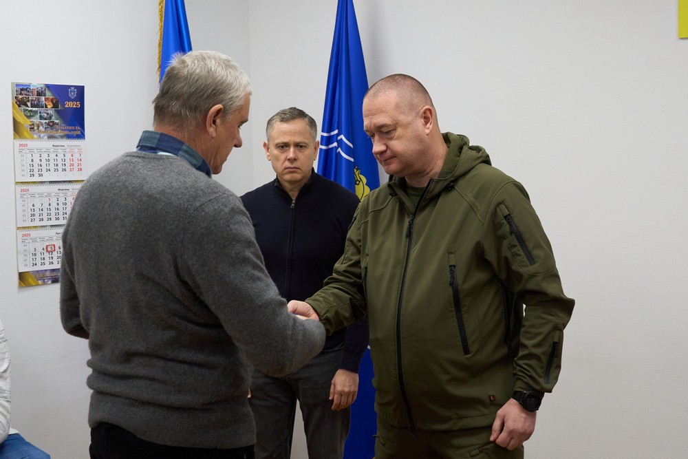 Трьох полеглих Захисників з Нікополя відзначено державними нагородами. Відзначки вручили рідним військових.