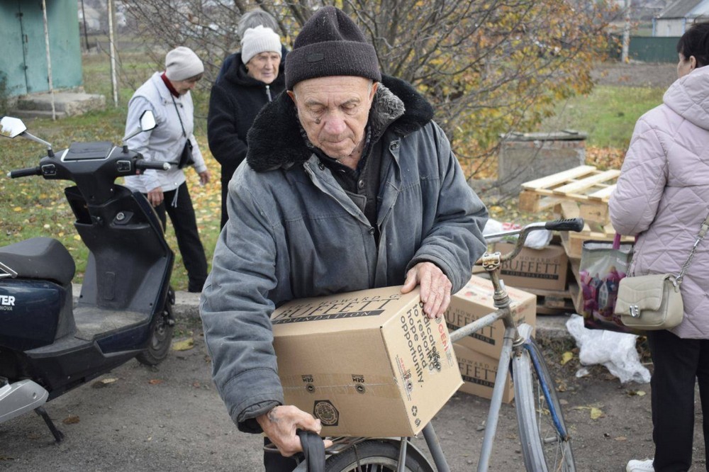 575128349 1158087919787724 998793925322308373 n Мешканцям Мирівської громади роздали продуктові набори і воду (фото)