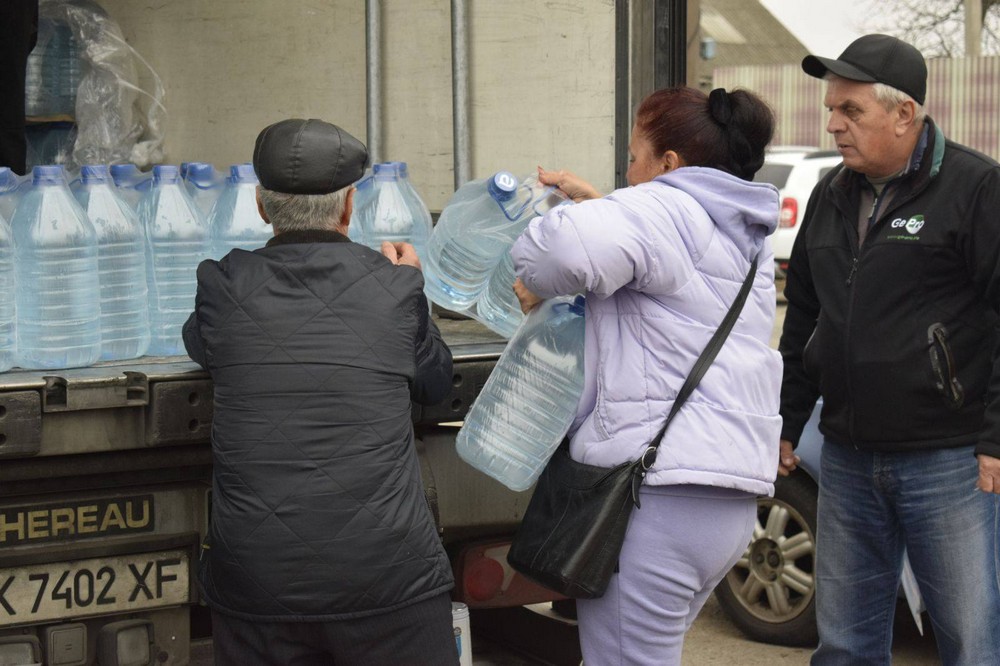 575884421 1158789236384259 4489058593918922233 n Мешканцям Мирівської громади роздали продуктові набори і воду (фото)