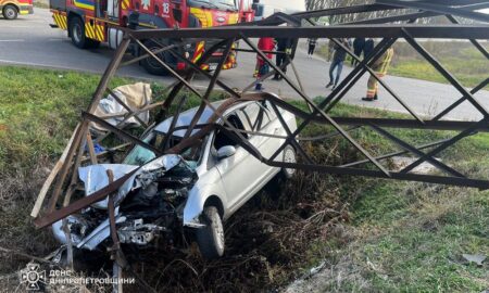 Під Дніпром «Ford Focus» влетів в електроопору – водія деблокували з понівеченого авто рятувальники (фото)