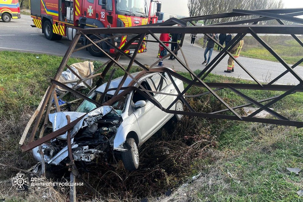 Під Дніпром «Ford Focus» влетів в електроопору – водія деблокували з понівеченого авто рятувальники (фото)