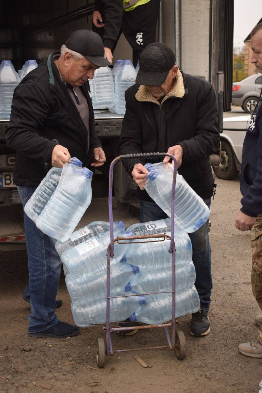 576136449 1158790293050820 2042759299117048279 n Мешканцям Мирівської громади роздали продуктові набори і воду (фото)