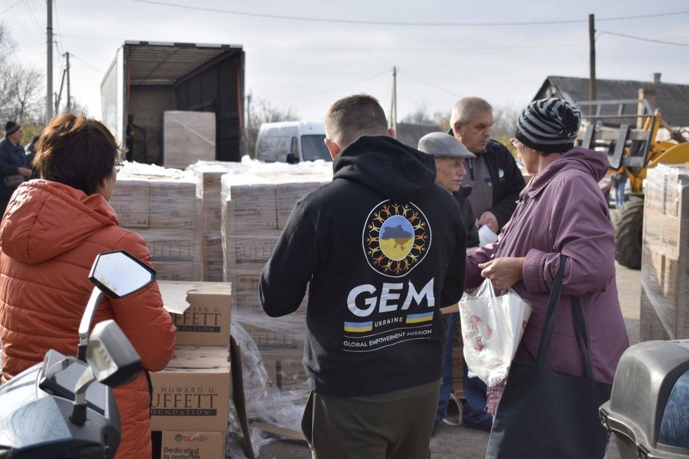 576208583 1158087513121098 3531445544455423530 n Мешканцям Мирівської громади роздали продуктові набори і воду (фото)