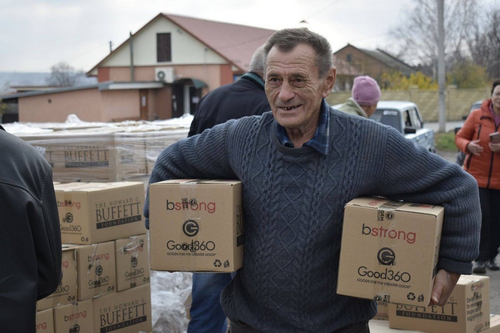 576299938 1158088156454367 559464795526893719 n Мешканцям Мирівської громади роздали продуктові набори і воду (фото)