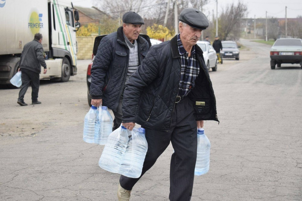 576299938 1158789583050891 7490830451962960858 n Мешканцям Мирівської громади роздали продуктові набори і воду (фото)