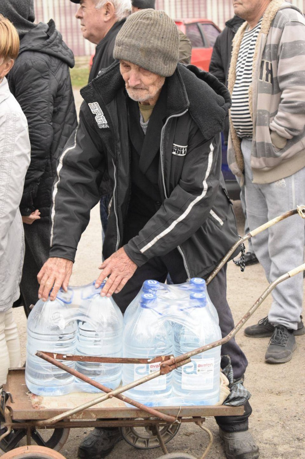 576391920 1158790236384159 1284860255132376022 n Мешканцям Мирівської громади роздали продуктові набори і воду (фото)