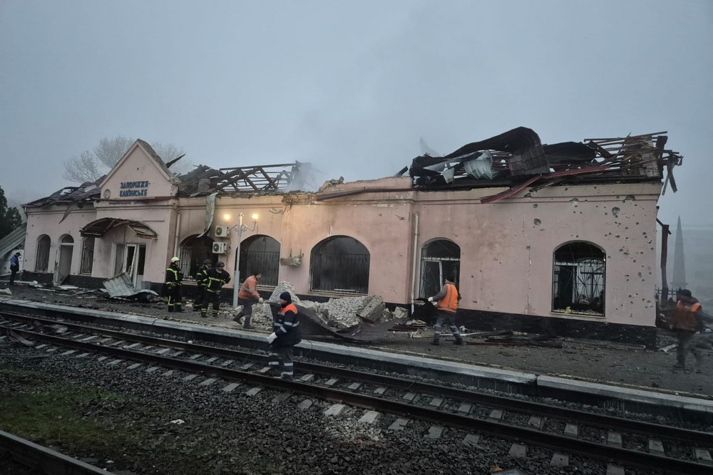 Ворог атакував залізничну станцію на Дніпропетровщині сьогодні вночі (фото) 1 Ворог атакував залізничну станцію на Дніпропетровщині сьогодні вночі