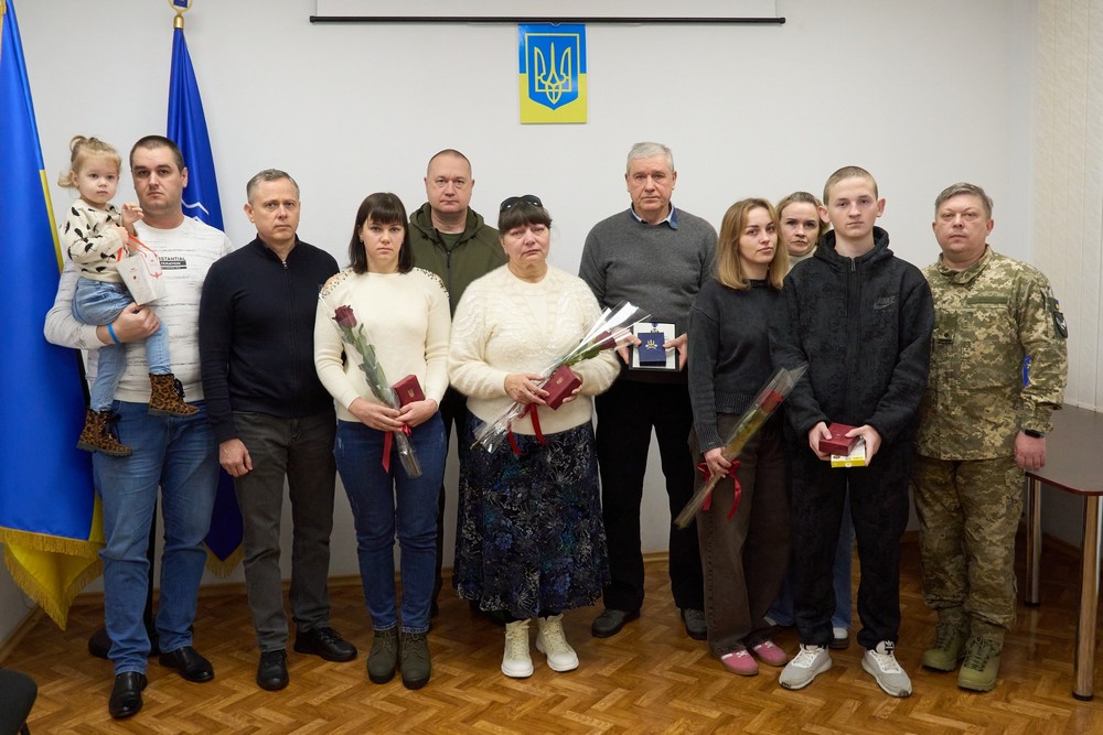 Трьох полеглих Захисників з Нікополя відзначено державними нагородами (фото) 1 Трьох полеглих Захисників з Нікополя відзначено державними нагородами (фото)